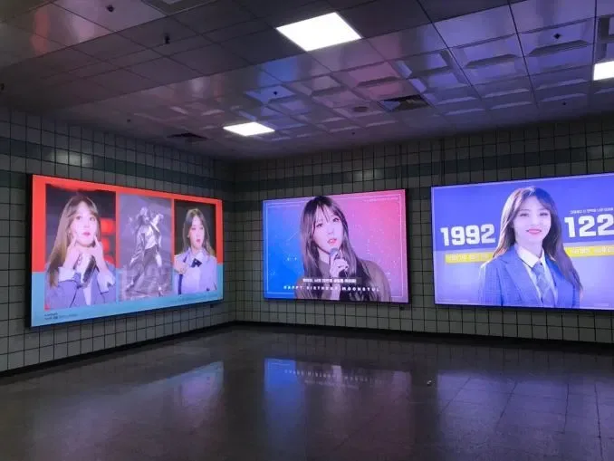 韓国 国内 駅構内 応援広告 お誕生日広告